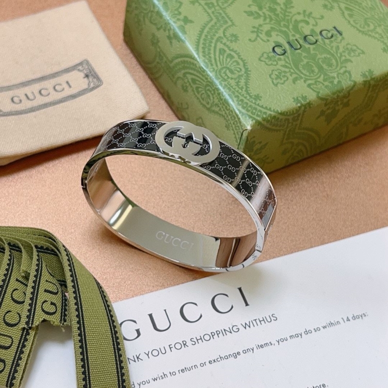 G*u*i bracelets